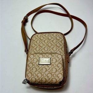 Guess womens bag. High quality material and beautiful coffee brown color.